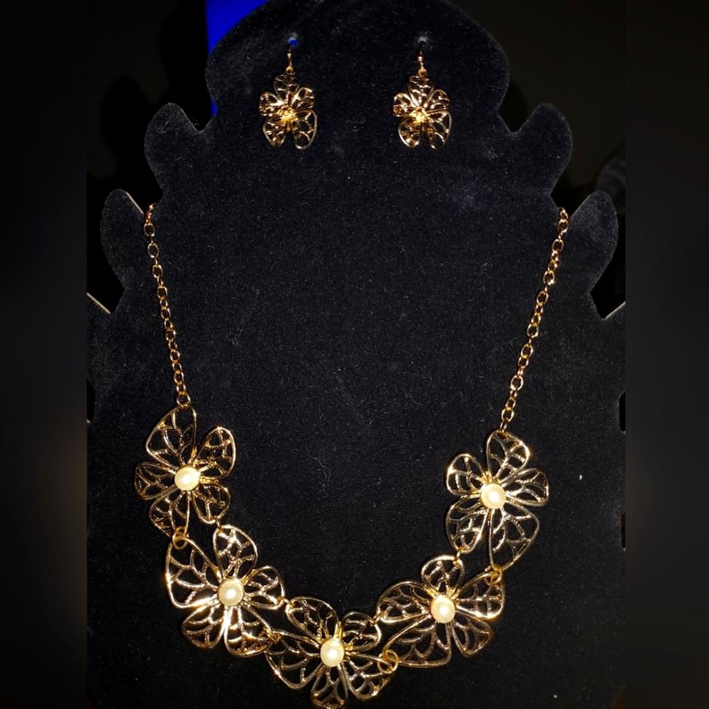 Chunky flower design necklace and earrings set